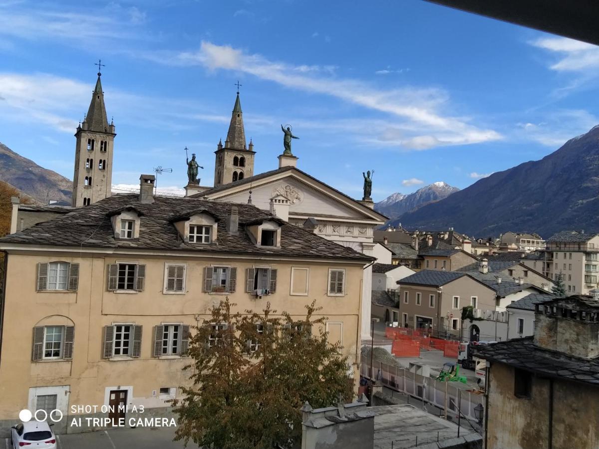 Un Oeil Sur La Cathedrale Lägenhet Aosta Exteriör bild